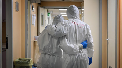 Come chiedere i sussidi di Enpam e Banca d’Italia per i familiari dei medici caduti per Covid